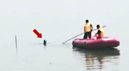 曾男（箭嘴示）因抓緊插在湖裏的竹竿獲救。（互聯網圖片）
