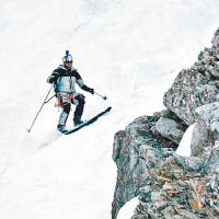巴吉爾從喬戈里峰上滑雪而下。 （互聯網圖片）