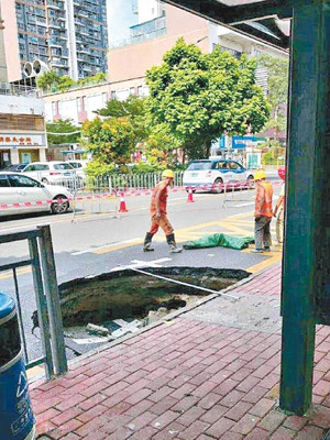 坑洞頗為巨大，估計是連日暴雨所致。（互聯網圖片）