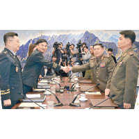 南韓（左）與北韓（右）的軍方代表舉行會談。（美聯社圖片）