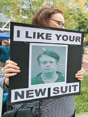 示威者在庭外舉牌反對馬納福特。