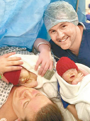 詹妮弗（左）平安誕下龍鳳胎，其夫阿什沃德（右）喜上眉梢。（互聯網圖片）