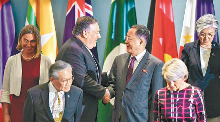 蓬佩奧（後左二）和李勇浩（後右二）在東盟會議上握手。