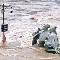 兩雕像上月亦曾被洪水淹至及腰。