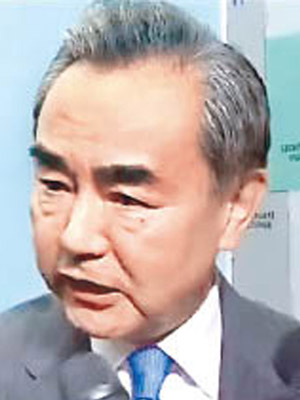 王毅提醒日本記者發文前要檢查。