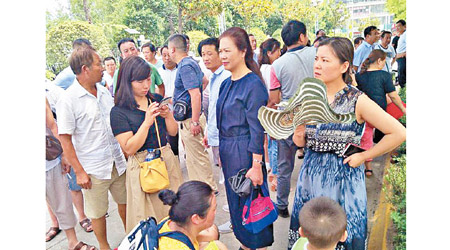 大批家長在商洛市政府大樓外聚集請願。（互聯網圖片）