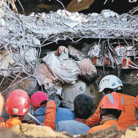 救援人員在瓦礫中發現遺體。