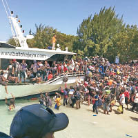 大批吉利群島的受困旅客登船離開。（美聯社圖片）
