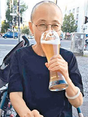 劉霞在德國街頭享受啤酒。