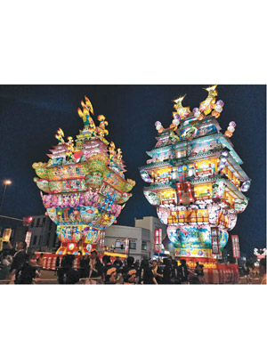 愛季（左）和嘉六（右）兩個巨型燈籠，吸引觀眾目光。