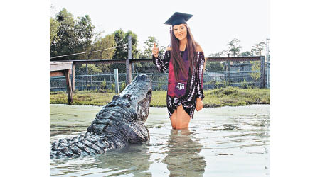 諾蘭與巨鱷泰斯拍攝畢業照。（互聯網圖片）