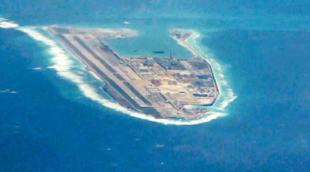 在美軍軍機上拍攝的渚碧礁。（電視畫面）