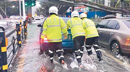 警員合力移走在路中「死火」的車輛。（互聯網圖片）