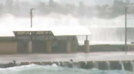 沖繩岸邊捲起大浪。（電視畫面）