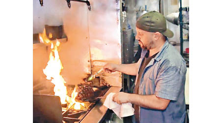 霍洛維茨嘗試將煮肉的方法套用在西瓜上。（互聯網圖片）