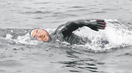 埃奇利在途上只穿普通潛水服游泳。（互聯網圖片）
