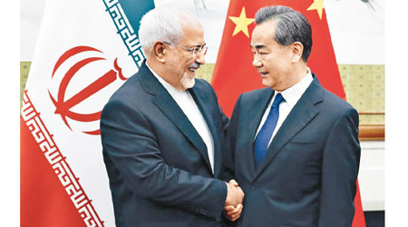 中國親近伊朗破壞美國的孤立行動。圖為伊朗外長扎里夫（左）五月訪華。