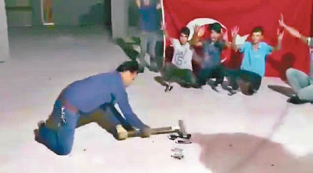 土耳其人以鐵錘擊毀iPhone。