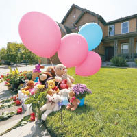 死者屋外放有氣球鮮花。