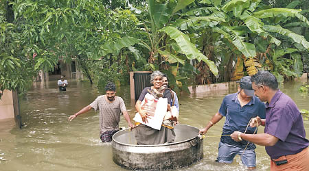 有災民被洪水圍困。（美聯社圖片）