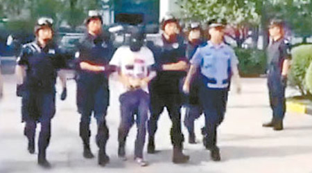 疑犯（前右三）被警方押走。（互聯網圖片）