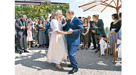 普京（右）與奧地利外長克奈斯爾（左）跳舞。（美聯社圖片）