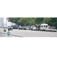 大批警車到場封鎖文昌橋調查。