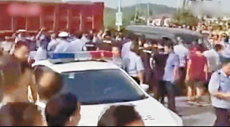 死者家屬堵路逼司機賠錢，警員到場調停。（互聯網圖片）