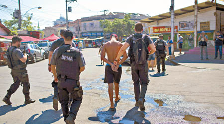 巴西軍警在里約熱內盧拘捕懷疑毒販。（美聯社圖片）