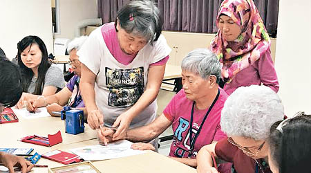 台灣患認知障礙症的長者人數增多，但日間服務中心數量不足。
