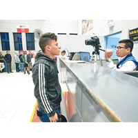 抵達秘魯邊境的難民拍照登記。