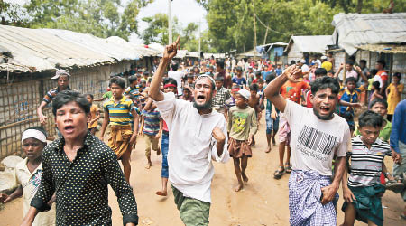 羅興亞人在難民營中高叫口號示威。（美聯社圖片）