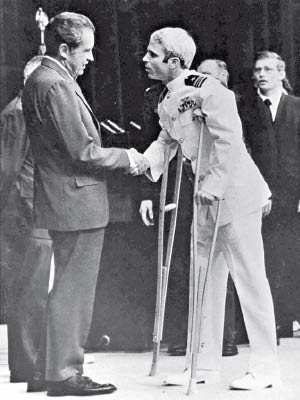 麥凱恩（右）獲釋回國後，獲前總統尼克遜（左）接見。