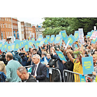 都柏林民眾示威，抗議教會性侵事件。（美聯社圖片）