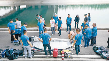 鄭州紅十字水上義務救援隊當日準備打撈屍體。（互聯網圖片）