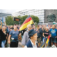示威者在馬克思像下的廣場集會。