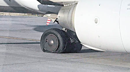 聯合航空客機爆輪胎。（美聯社圖片）