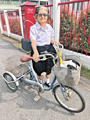 老婆婆身穿小學校服，踏單車前往升中考場。（互聯網圖片）