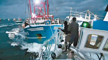 英法漁船發生碰撞。（電視畫面）