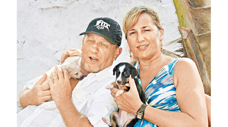 史蒂夫與妻甘願為救流浪狗付出所有。（互聯網圖片）