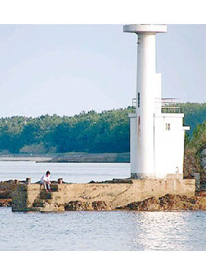 涉事男子在島上燈塔附近向駛經船隻求助。