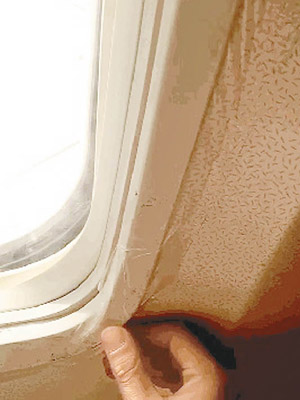 客機內窗鬆動，僅以透明膠紙黏貼。（互聯網圖片）