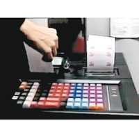 透過電腦繪製的落注單，曼德爾大量購入彩票。