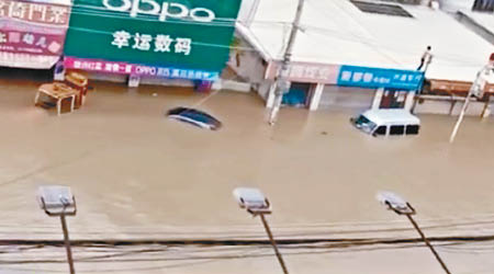 潮汕地區洪水為患，有私家車被淹沒。（互聯網圖片）
