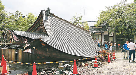 日本今夏連番遭颱風吹襲，有神社損毀。（美聯社圖片）