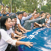 記者及示威者試圖阻止警方押走瓦隆及覺索奧。