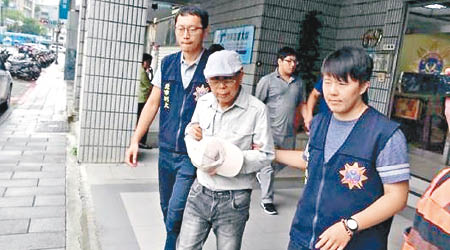蔣炳正（左二）被通緝近兩個月後落網。（中時電子報圖片）
