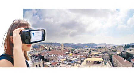 旅客戴上VR眼鏡（左圖），即可一覽古耶路撒冷（右圖）。