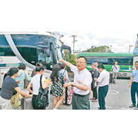 大陸官方早前安排大巴，接走被困關西機場的陸客及部分台胞。（中新社圖片）