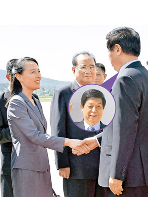 栗戰書（右）抵達北韓平壤，金正恩胞妹金與正到機場迎接。
